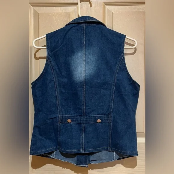 Women's Denim Vest with Zipper Pockets, Size Medium - Picture 2 of 5